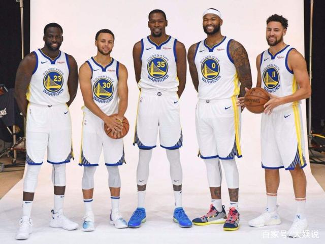 皇马在国家德比后失利，阿隆索面临下课危机，巴萨趁机领跑，西甲争冠形势严峻。（国家德比失利令皇马受挫，阿隆索帅位告急，巴萨乘势领跑，西甲争冠风云突变）