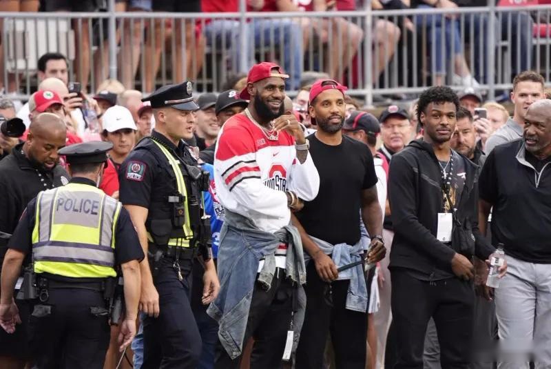 皇马客战奥林匹亚科斯：姆巴佩、维尼修斯首发，贝林厄姆替补（皇马客场对阵奥林匹亚科斯：姆巴佩、维尼修斯先发，贝林厄姆替补待命）