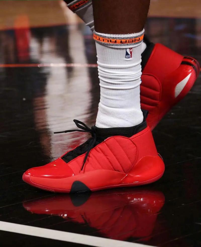 前利物浦后卫马蒂普退役后首亮相，现身沙尔克04广告（马蒂普退役后首露面，出演沙尔克04广告）